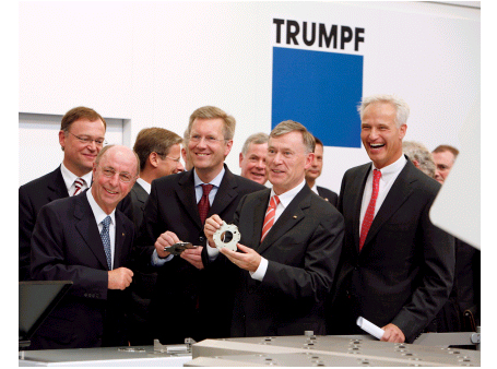 El Presidente de Alemania vista el stand de TRUMPF en la EMO